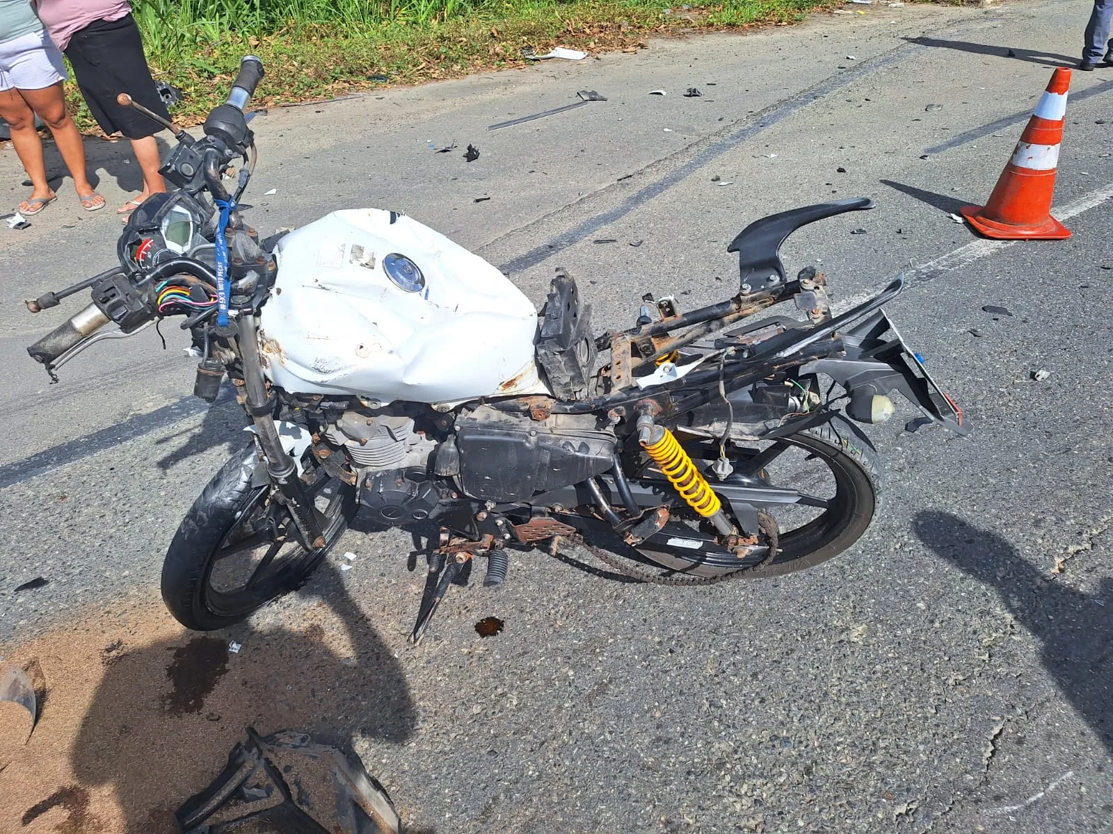 Motociclista morre ao invadir pista contrária e bater contra caminhão na SC-108 em Joinville