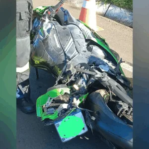 Motociclista morre após colidir contra barranco na SC-135 - Foto: PMRv