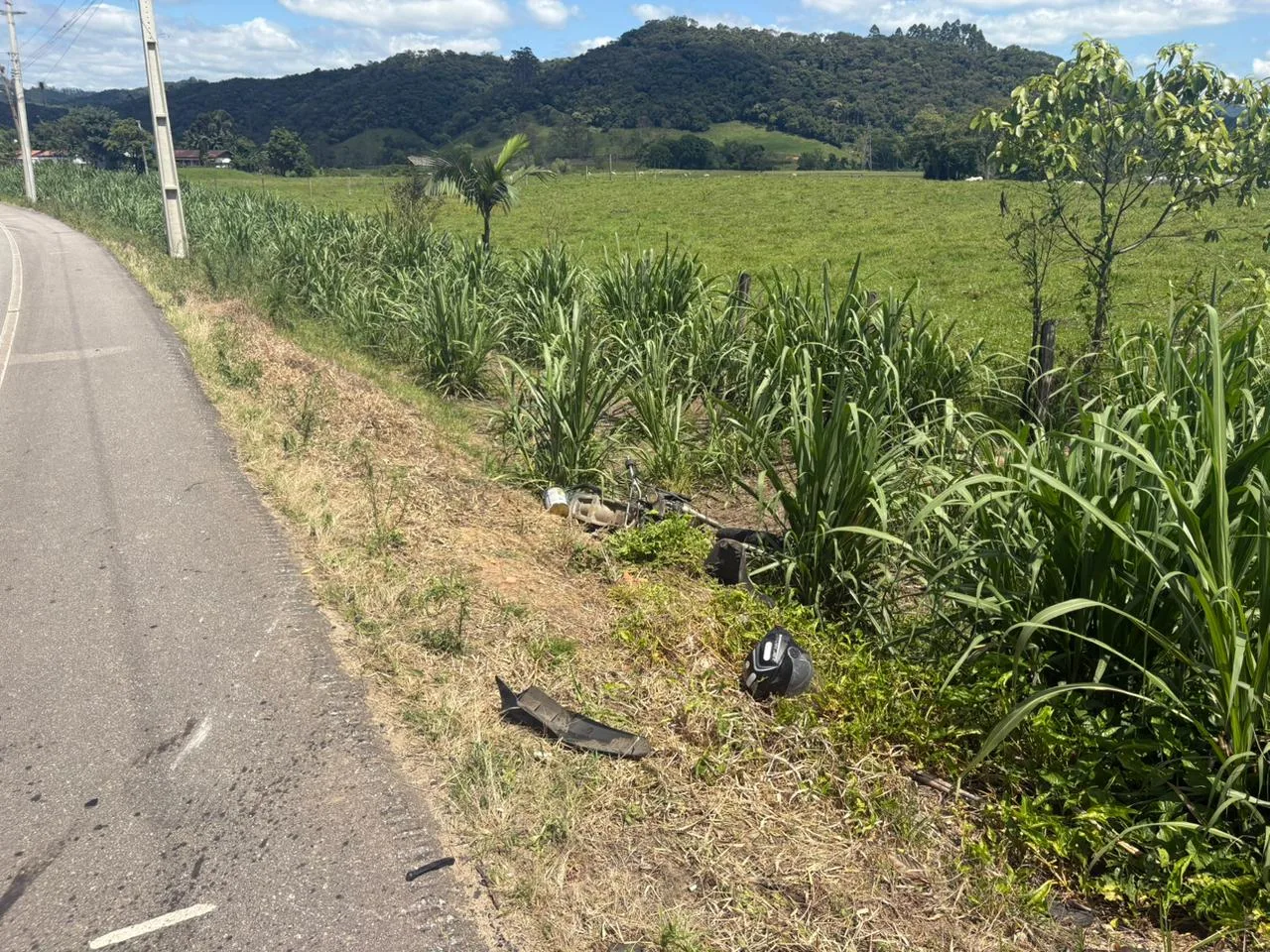 Motociclista morre após colisão com carro em rodovia de SC