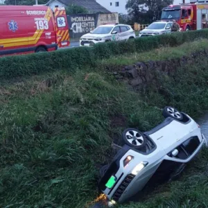 Motorista de 25 anos morre após carro cair no Rio Carahá em Lages | Foto: 5º BBM