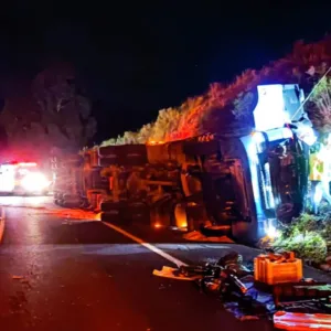 Motorista de caminhão morre após tombamento na SC-114 em São Joaquim
