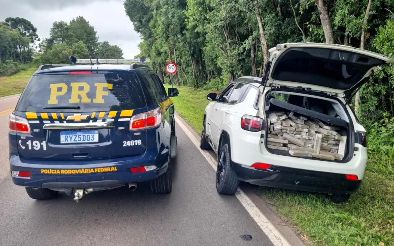 Motorista é flagrado com carro recheado de maconha na divisa de SC com o PR