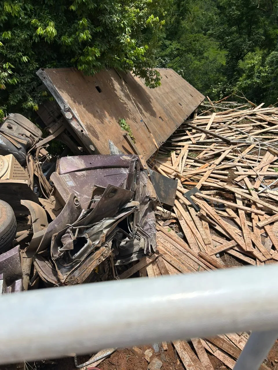 Motorista e pedestre morrem após caminhão sair da pista e cair em barranco em SC
