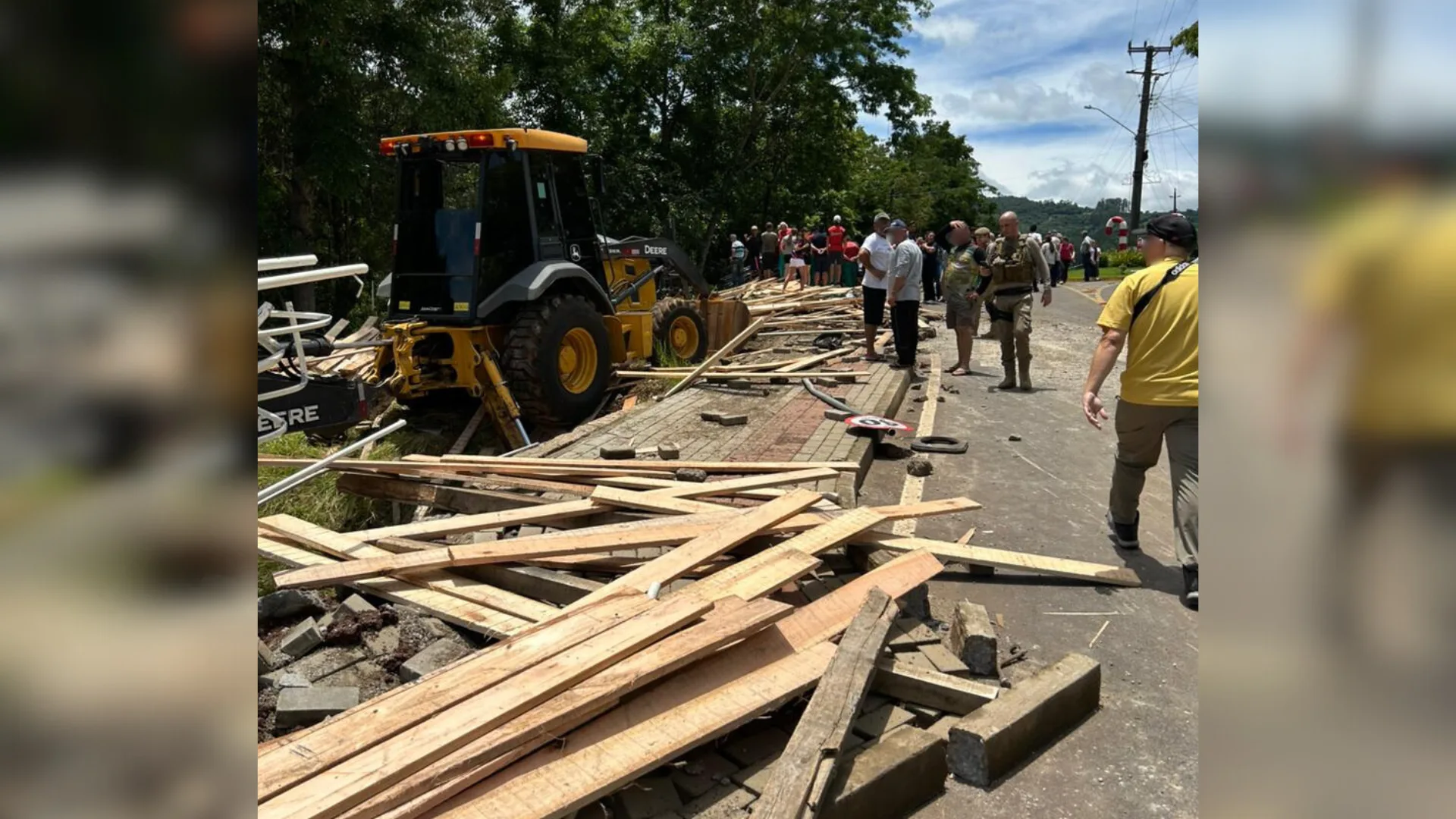 Motorista e pedestre morrem após caminhão sair da pista e cair em barranco em SC