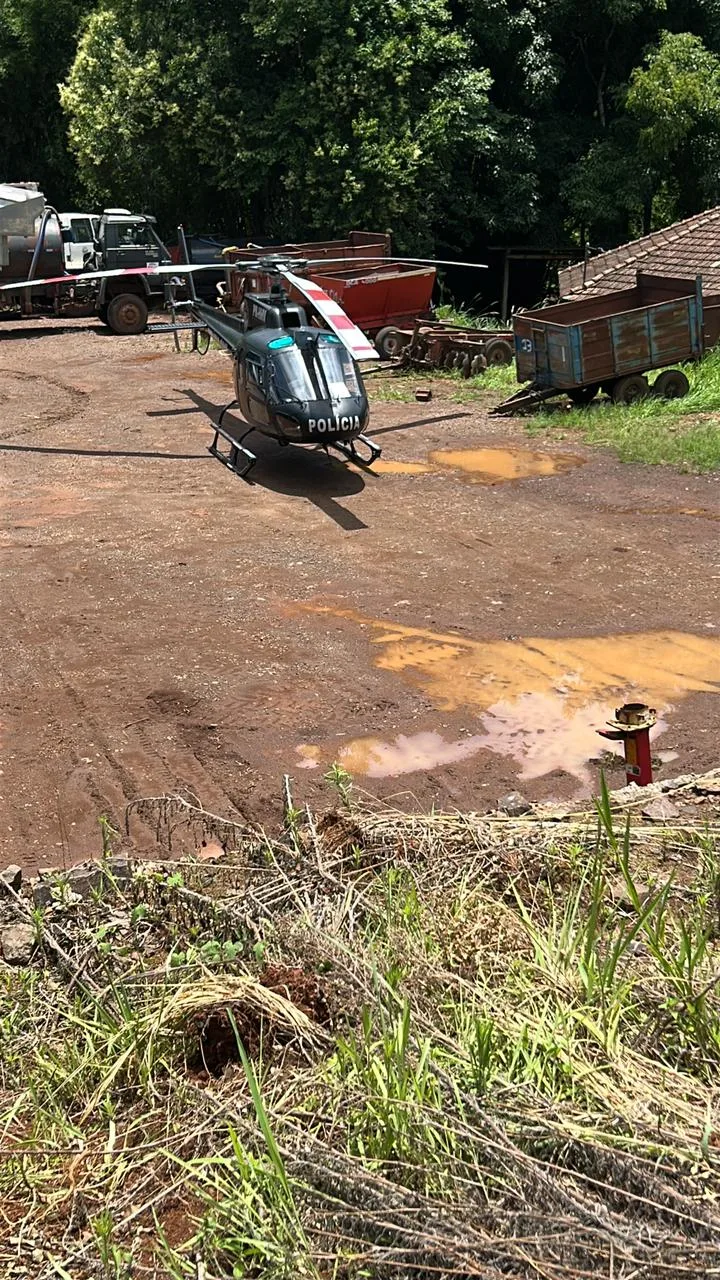 Motorista e pedestre morrem após caminhão sair da pista e cair em barranco em SC