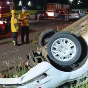 Mulher de 23 anos morre após capotamento em Curitibanos | Foto: 1º/2º BBM