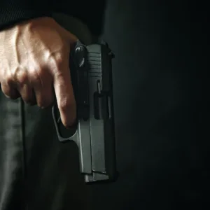 Mulher é morta a tiros e parceiro fica ferido na frente dos filhos | Foto: Canva | Reprodução