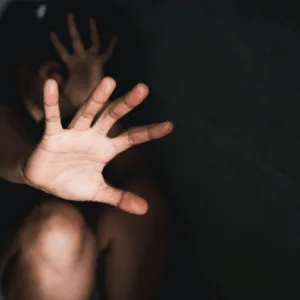 Mulher é sequestrada enquanto caminhava, violentada e mantida em cárcere privado em Florianópolis