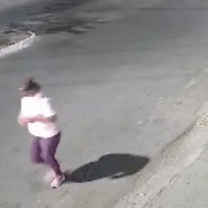 Mulher perde a perna após ser atropelada por adolescente dando grau em rua