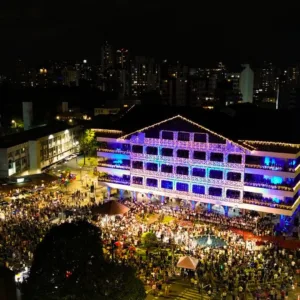 Desfile de Natal em Blumenau encanta espetáculo de luzes e música