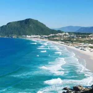 O que se sabe sobre o corpo encontrado dentro de uma mala em praia famosa de SC - Foto: Internet/ TripAdversor