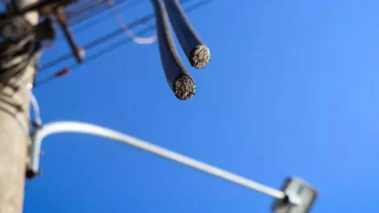 PM prende homem por furto de fiação em obra no Centro de Lages | Foto: Henrique Kawaminami | Reprodução