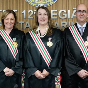 TRT-SC empossa nova direção com Teresa Cotosky na presidência