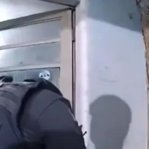 Explosão de casa durante ocorrência policial deixa três PMs gravemente feridos; veja vídeo