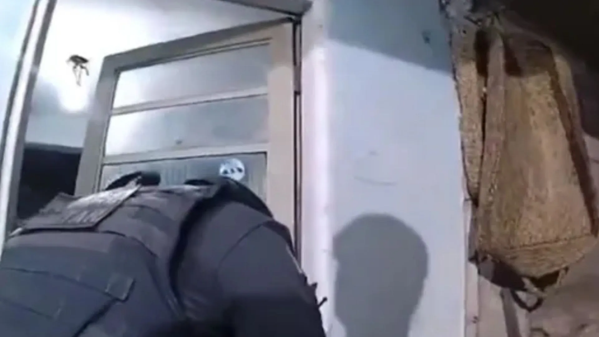 Explosão de casa durante ocorrência policial deixa três PMs gravemente feridos; veja vídeo – Imagem: reprodução