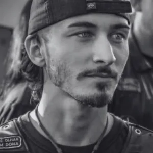 Motociclista morre após perder controle da moto e colidir contra árvore em SC