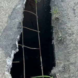 Idosa cai em bueiro e fica com perna presa em grade de ferro