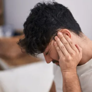 Homem descobre tumor cerebral após conviver anos com zumbido no ouvido