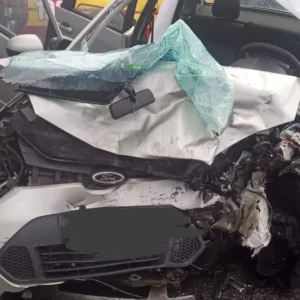 Homem de 60 anos morre após colisão entre três veículos na BR-101