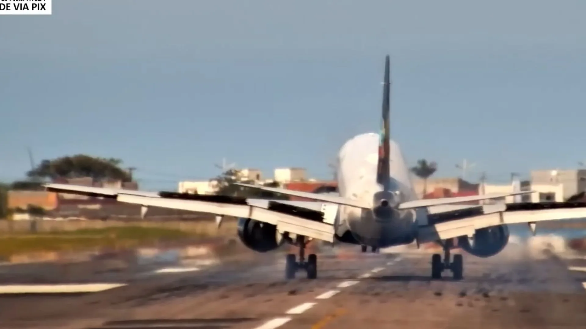 Voo da Azul precisa voltar ao aeroporto de Navegantes e faz pouso de emergência | Reprodução / Redes Sociais