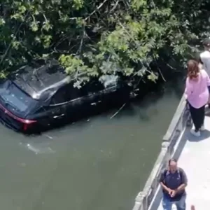 Carro cai em rio na SC-401 ao bater em cone  | Foto: Alexandre Vieira / PMF