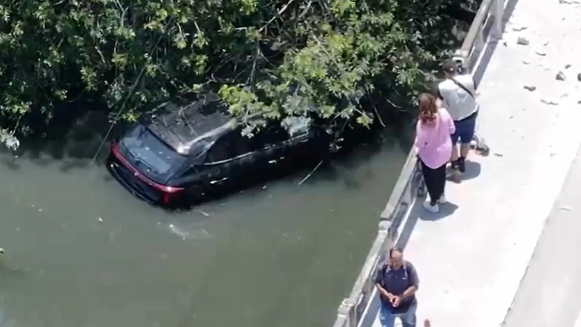 Carro cai em rio na SC-401 ao bater em cone  | Foto: Alexandre Vieira / PMF