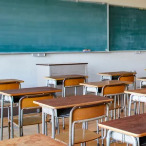 Adolescente é esfaqueado por colega após briga em escola