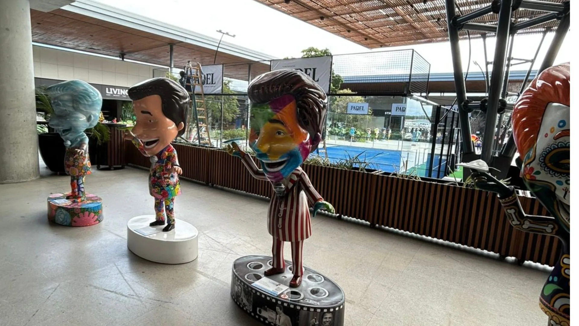 Caravana Silvinho desembarca em Florianópolis com 45 réplicas de Silvio Santos | Foto: Pedro Corrêa / SCC10. 