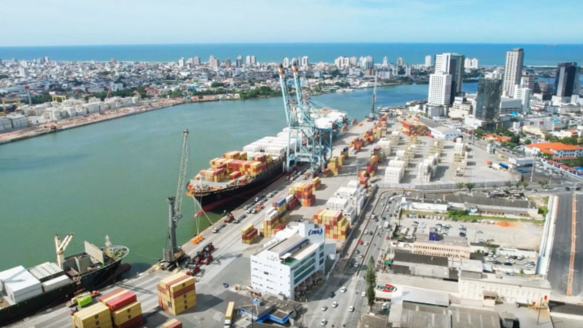 Ciclone fecha canal de acesso e Porto de Itajaí suspende navegação