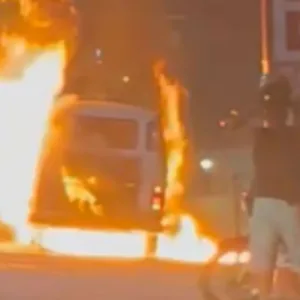 Kombi pega fogo dentro de posto de gasolina em Palhoça