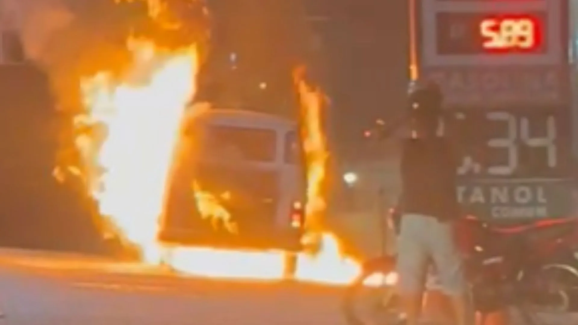 Kombi pega fogo dentro de posto de gasolina em Palhoça – Imagem: reprodução