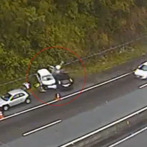 Câmera registra momento em que carro perde o controle e atropela quatro pessoas na BR-101