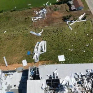 Vendaval causa destelhamentos e derruba árvores em Jaraguá do Sul - Imagem: defesa civil