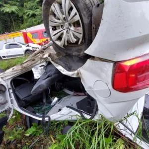 Colisão e capotamento na BR-470 deixa mulher em estado grave