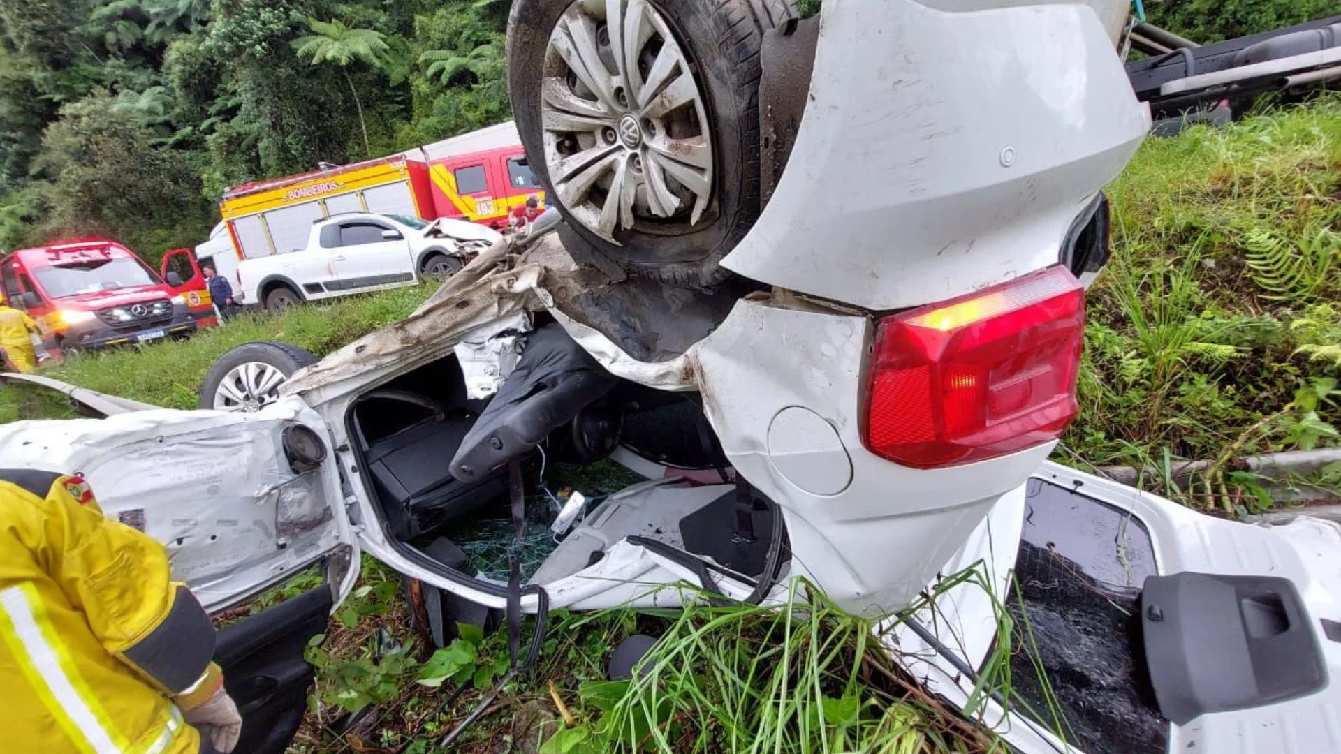 Colisão e capotamento na BR-470 deixa mulher em estado grave – Imagem: reprodução/ CBMSC