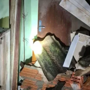 Microexplosão provoca destelhamentos e queda de postes em cidade de SC - Imagem: Defesa civil