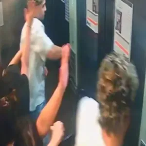 Imagens fortes: turista americano espanca namorada em elevador