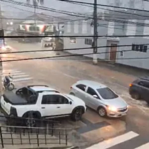 Chuva intensa deixa Florianópolis em alerta vermelho e causa alagamentos em várias regiões