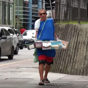 Mesmo sem os dois braços, Tião jamais reclama da vida