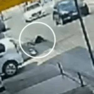 Pai é preso por tentar matar filha ao arrastá-la com carro