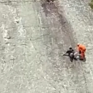 Homem se arrisca em costão, não consegue descer e é resgatado por helicóptero em SC