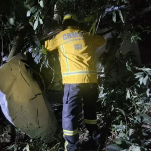 Motorista fica ferido após carro cair em ribanceira de 40 metros em SC