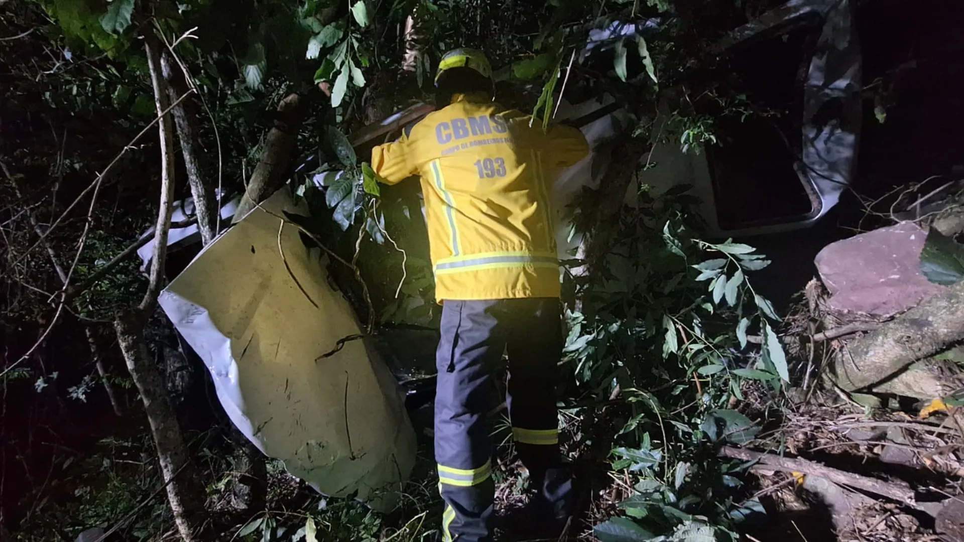 Motorista fica ferido após carro cair em ribanceira de 40 metros em SC – Imagem: reprodução/ Cbmsc