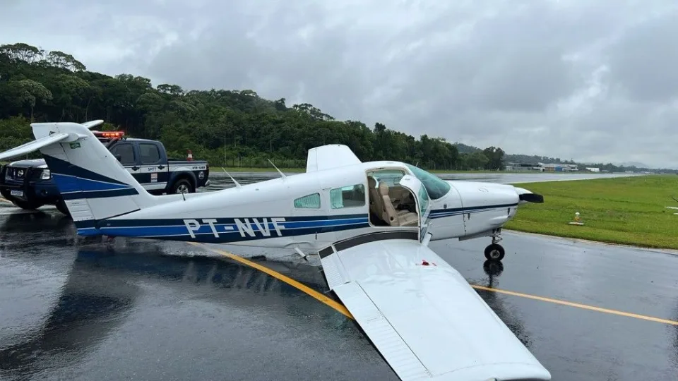 Avião de pequeno porte quebra trem de pouso durante aterrissagem em SC | Imagem: CBMSC/Cedido ao SCC10