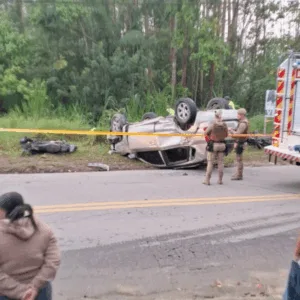 Homem morre em colisão envolvendo carro e duas motos em SC | Imagem: CBMSC