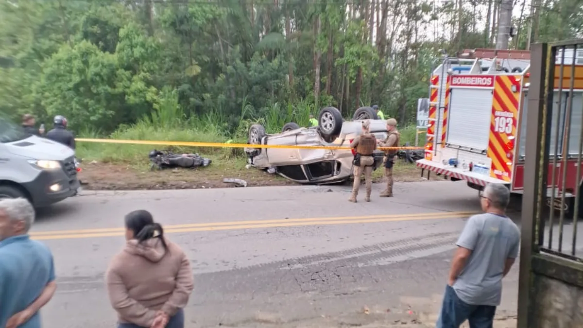 Homem morre em colisão envolvendo carro e duas motos em SC | Imagem: CBMSC