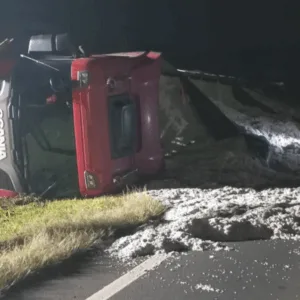 Caminhão carregado com grãos tomba na BR-158 e motorista fica ferido em SC | Imagem: CBMSC