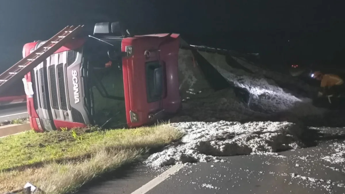 Caminhão carregado com grãos tomba na BR-158 e motorista fica ferido em SC | Imagem: CBMSC
