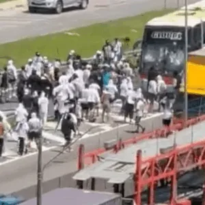 URGENTE: Briga entre torcidas bloqueia totalmente a BR-101 em SC; veja vídeos : Imagem: Divulgação/Reprodução