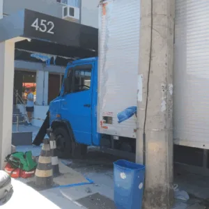 Motorista passa mal ao volante, sofre parada cardíaca e colide contra prédio no Centro de Florianópolis | CBMSC